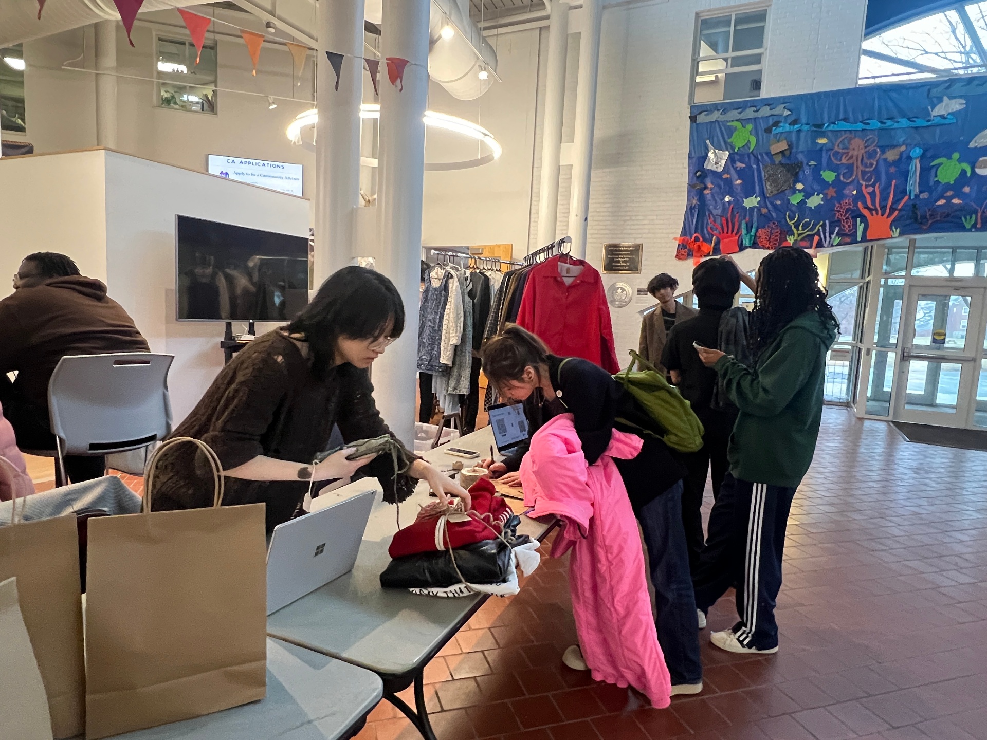 Trading at the table — Secondhand exchange, community in motion